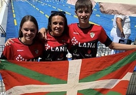 Julen Pedregal (en Cádiz) y Alixe Ojea y Aimar Urzelai (en Ciudad Real) con los entrenadores Unai y Josune.