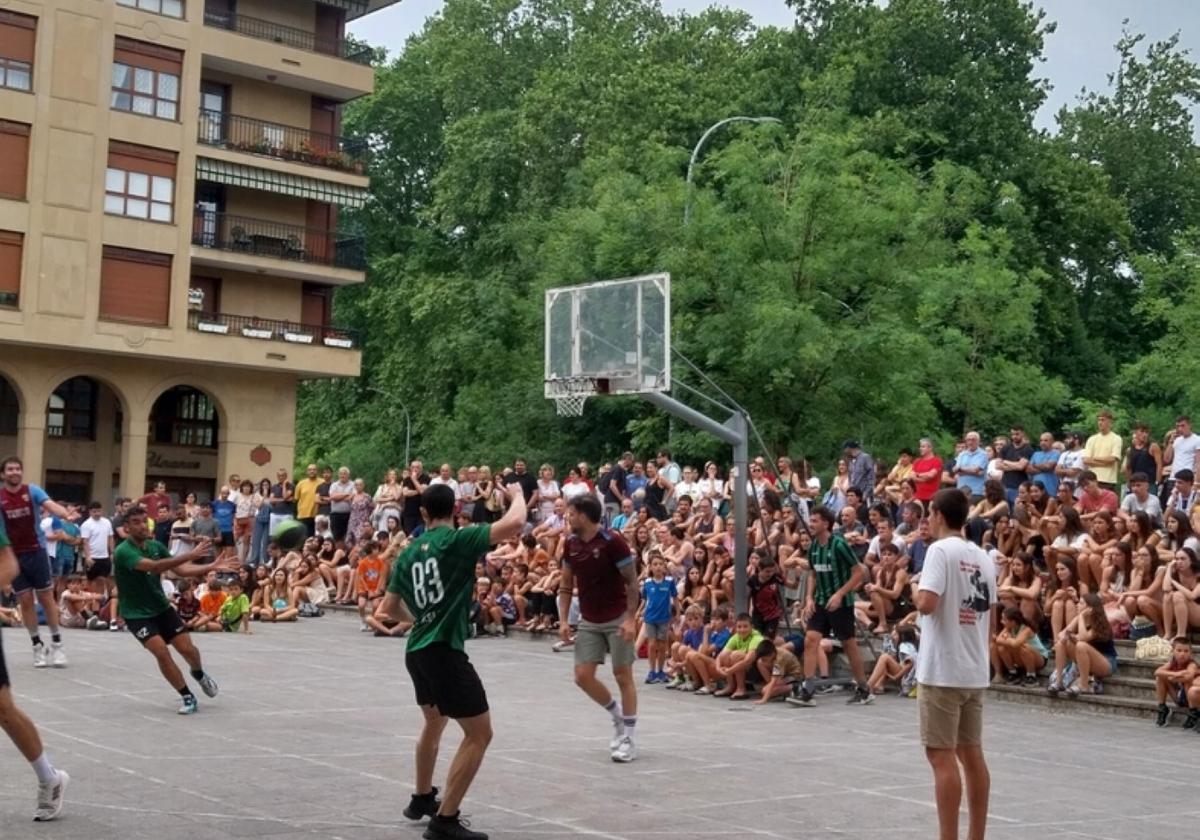 Mokela, de verde, vencedor del XLII Campeonato de Baloncesto.
