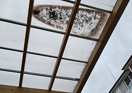 Una de las partes a reparar de la cubierta del parque infantil.