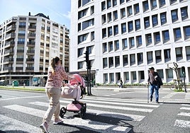 Una mujer con un carrito de bebé, frente al ambulatorio de Gros.