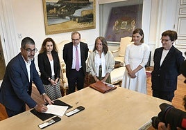 El alcalde de Donostia Eneko Goia estampa su firma en el acuerdo de compraventa de los cuarteles de Loiola.