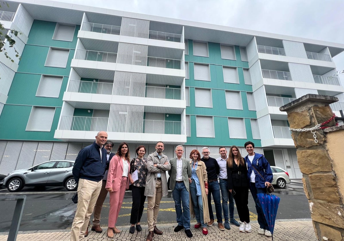 Visita del consejero de Vivienda, Denis Itxaso, a las 24 VPO de Lilibaso, en Urretxu, este miércoles por la mañana.