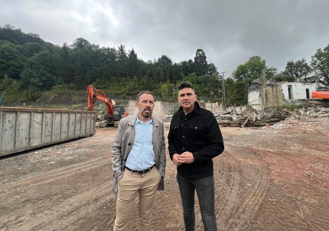 Itxaso y Serrano en la visita a las obras