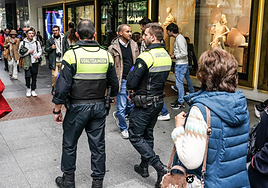 Una pareja de agentes de la Policía Municipal de Bilbao patrulla por la Gran Vía.