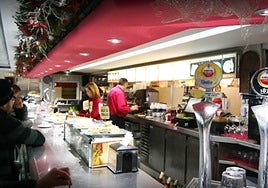 Exterior y terraza de la cafetería Beti Auro, ubicada en el centro comercial Mamut.