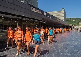 Kamiseta laranjako eta urdineko kideak Gros auzoan.