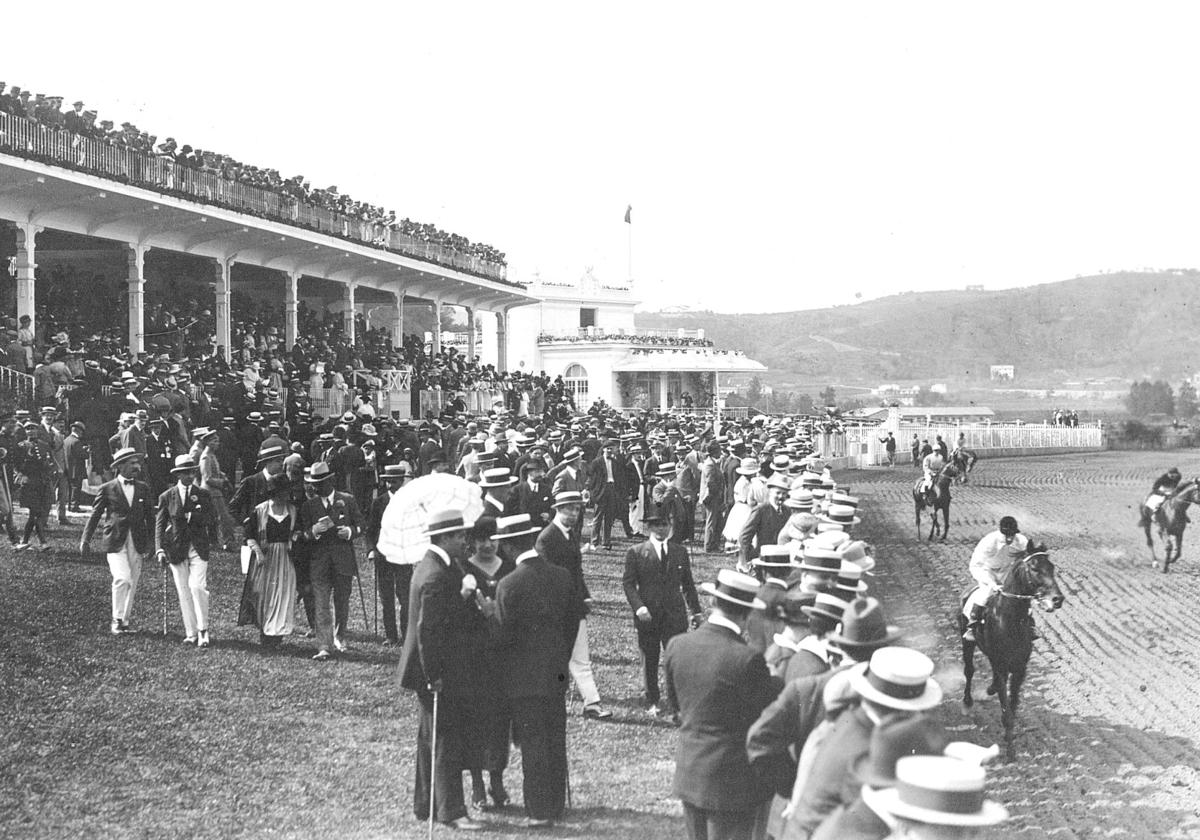 Vista del público en el Hipódromo, con los caballos dirigiéndose a la salida.