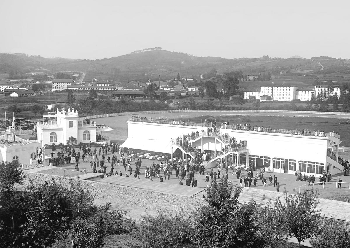 Imagen secundaria 1 - La tribuna real, con su pabellón exclusivo. Debajo, vista de las tribunas de preferencia y real y Alfonso XIII dando fuego a Martín Domínguez.