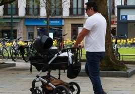 Un padre pasea a su bebé en el Boulevard de Donostia.