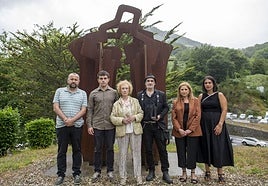 Familiares de Jacinto Polo junto a la consejera San José (segunda por la derecha), este miércoles en Elgoibar