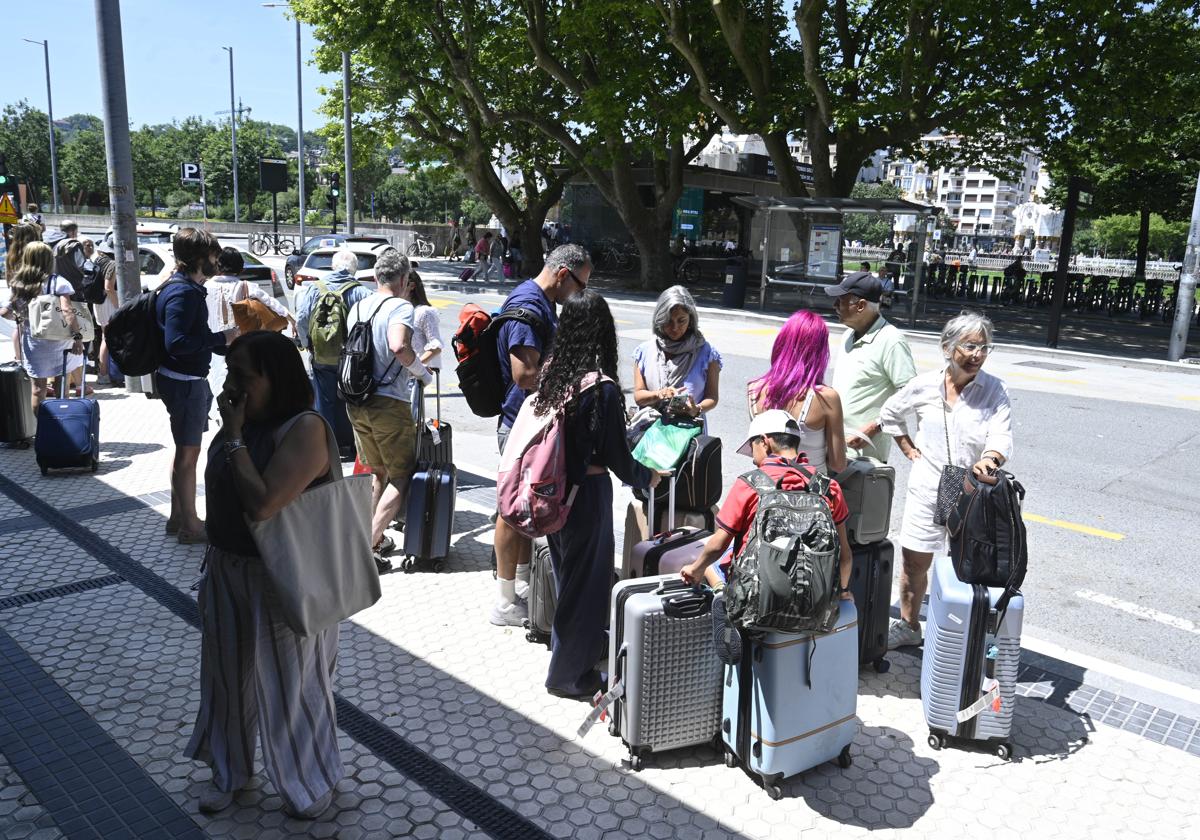 Turistas esperan un taxi en San Sebastián.