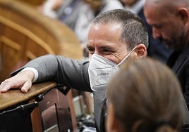 Borja Sémper, ayer con mascarilla y el pelo cortado en su escaño en el Congreso