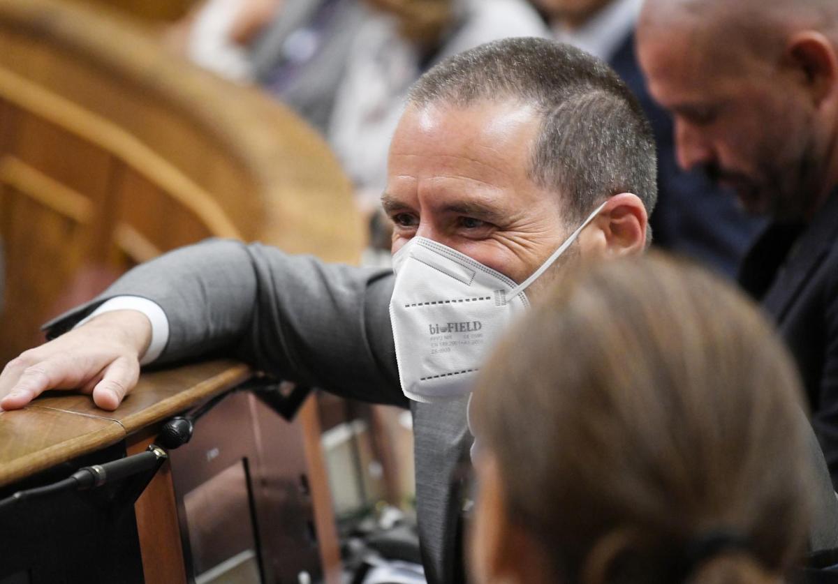 Borja Sémper, ayer con mascarilla y el pelo cortado en su escaño en el Congreso
