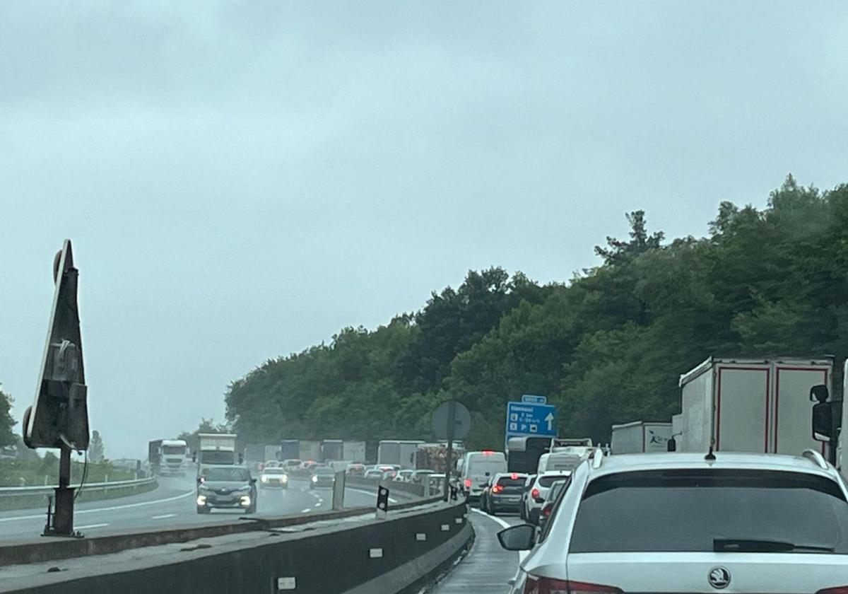 Retenciones en la AP-8 por el accidente de Usurbil.