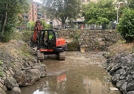 Operarios de la empresa Egurki trabajaban ayer en el foso de un estanque que pronto será historia.