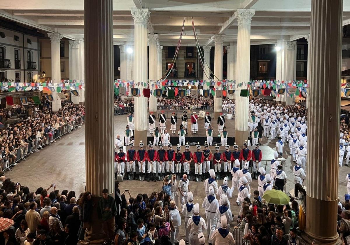 La esperada tamborrada de los adultos se celebrará hoy a partir de las 21.30 horas.