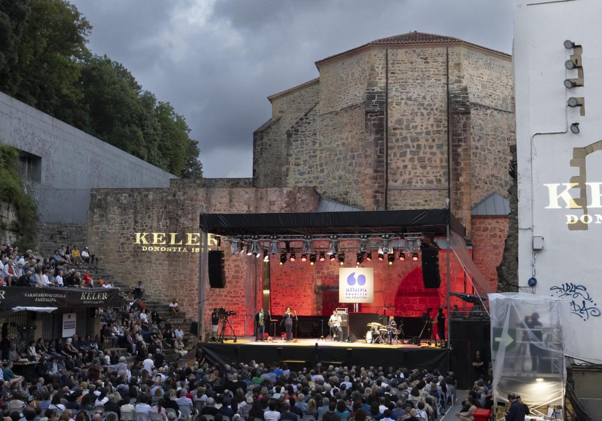 Pero la 'Trini' no se mojó entera. La lluvia apareció casi a la hora de comenzar el primer concierto y se detuvo a tiempo, y ambos sets pudieron celebrarse sin mayores contratiempos. Fotos sara santos