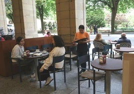Una camarera atiende varias mesas en un bar del centro de San Sebastián.