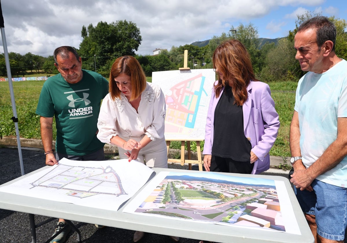 Txomin Gutiérrez (AVV Anaka), la alcaldesa Cristina Laborda, Idoia Yarza (Irunvi) y Manu Crespo (AVV San Miguel) observan los planos del proyecto.