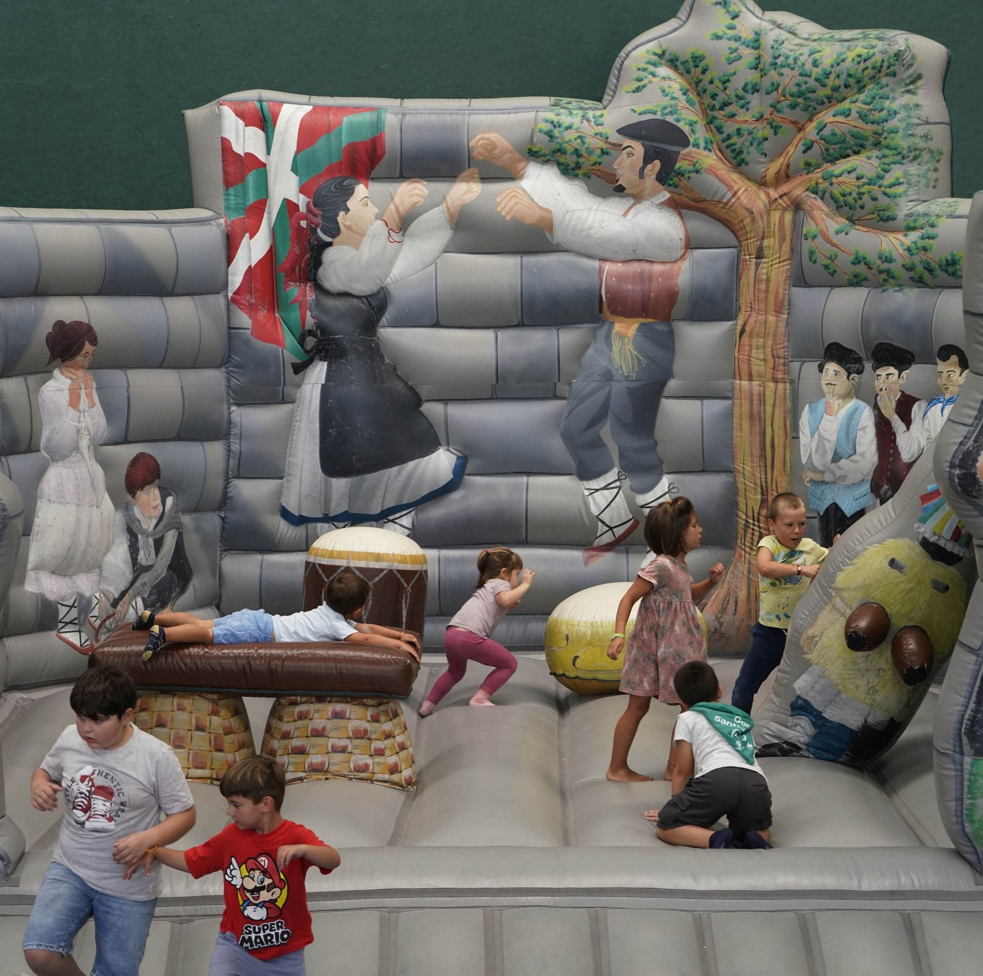 Comida joven y juegos recreativos en el segundo día de las Santio jaiak