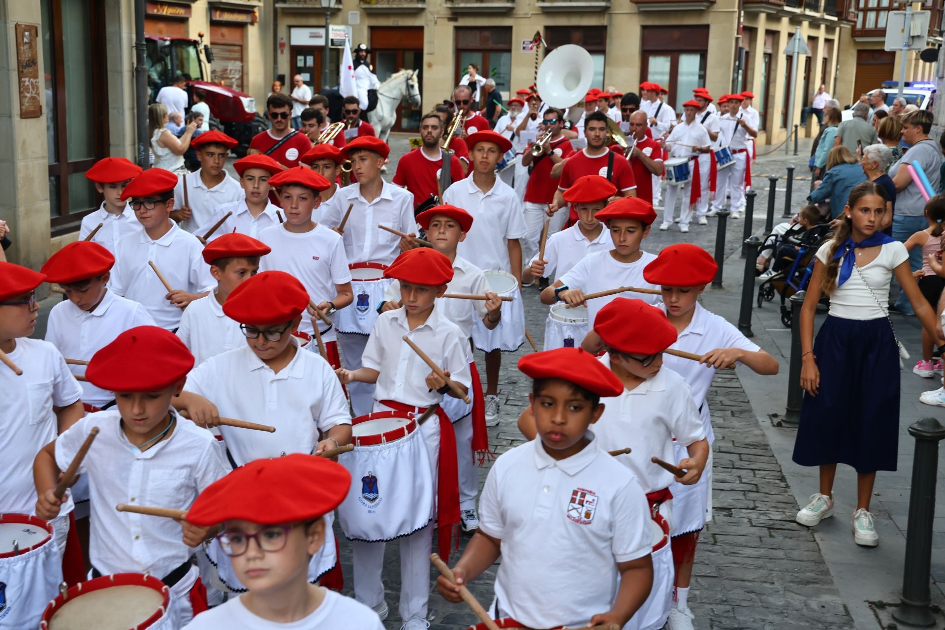 Tamborrada infantil y de veteranos en Irun