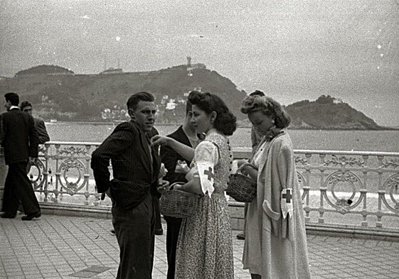 Postulantes de la 'Fiesta de la Banderita', en el paseo de la Concha.