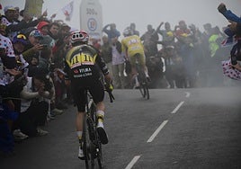 Pogacar suelta bajo la niebla a Vingegaard en los últimos metros de la ascensión a La Loze.