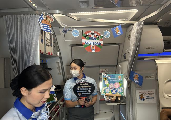 Recibimiento a la plantilla txuri-urdin en el interior del avión