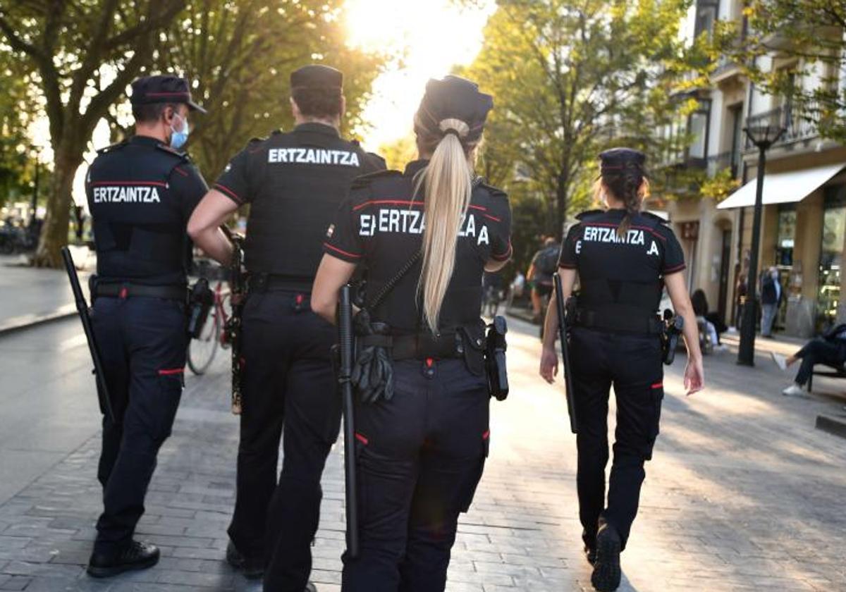 Varios agentes de la Ertzaintza en el Boulevard donostiarra