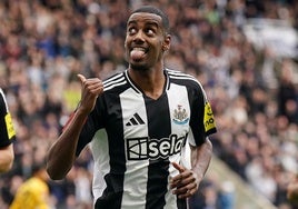Alexander Isak celebra un gol con el Newcastle