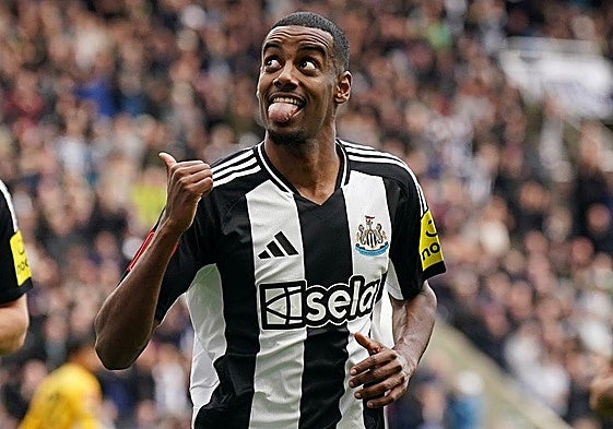 Alexander Isak celebra un gol con el Newcastle