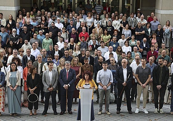 La secretaria general de Kontseilua, Idurre Eskisabel, lee el comunicado este jueves en el exterior de la sede del Tribunal Superior de Justicia del País Vasco.