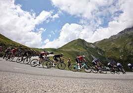 Los ciclistas descienden el Glandon, en la etapa de este jueves.