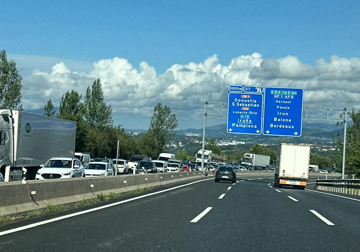 Caos circulatorio en la AP-8: «Dos horas y media de Bilbao a Donostia, ha sido un infierno»