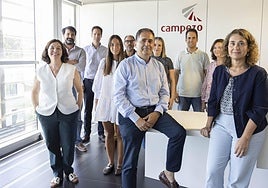 Fernando García Prado, director general de Campezo, rodeado por el equipo de la empresa en las oficinas de San Sebastián.