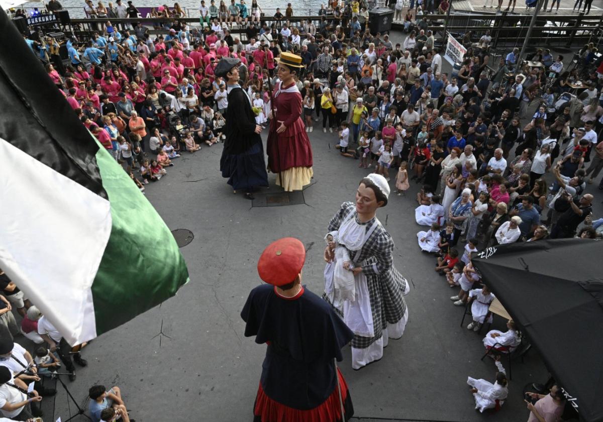 Los sanjuandarras no quisieron perderse el tradicional baile de los gigantes en el comienzo de las fiestas de Santiago.