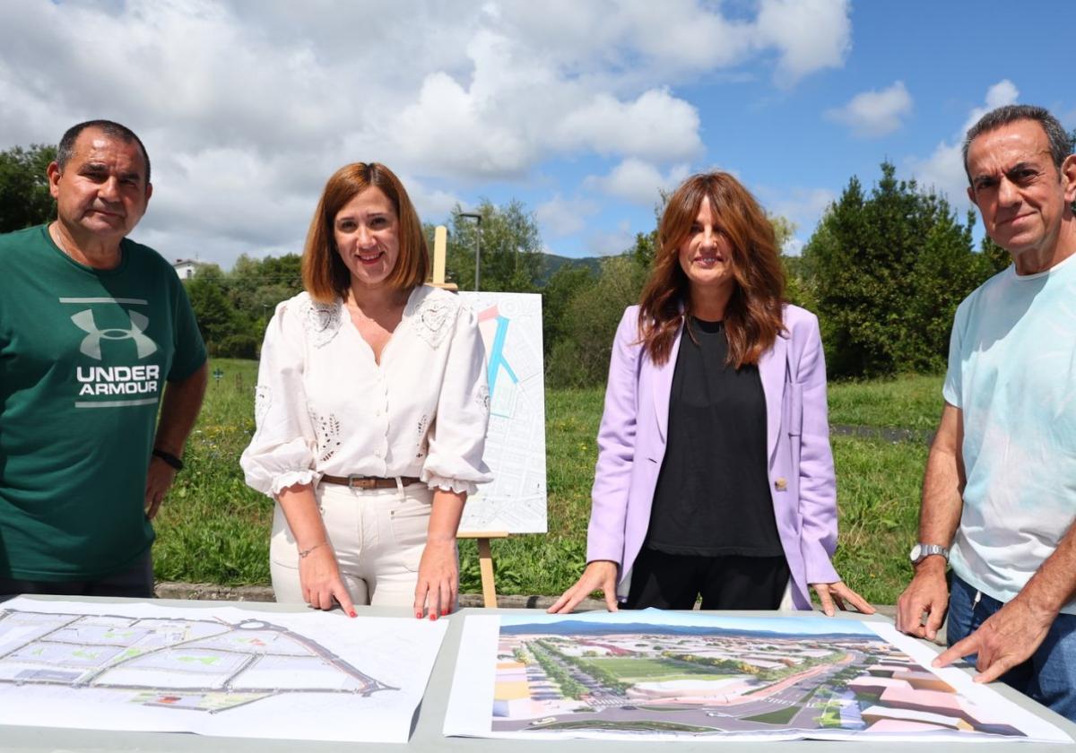 Txomin Gutiérrez, Cristina Laborda, Idoia Yarza y Manu Crespo en la calle Donostia, junto a los planos del proyecto San Miguel-Anaka.