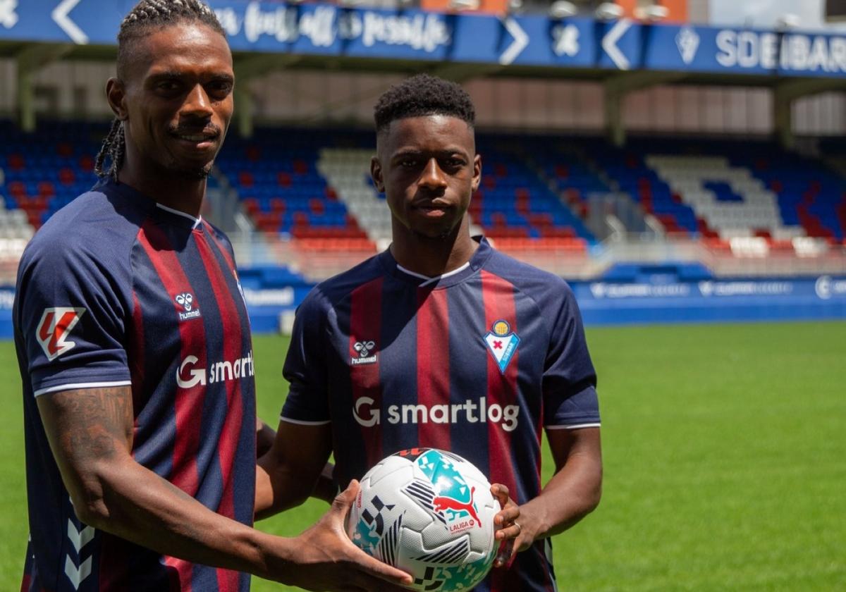 Amador y Buta fueron los dos últimos jugadores presentados incorporándose a los entrenamientos en Areitio.