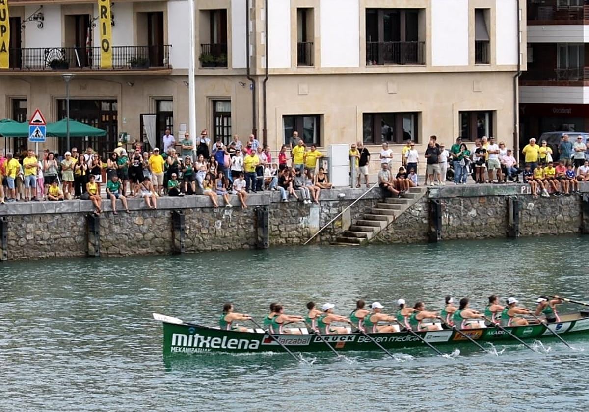 La trainera Maialen en aguas de Orio dentro de la disputa de la Bandera de Hernani el pasado fin de semana.