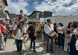 A Ekhi le acompañó su cuadrilla y tras lanzar el txupinazo no se quedó con el esto de protagonistas porque tenía que tocar con los gaiteros. Tras el inicio festivo se repartieron las tradicionales baztanzopak y no faltó la kalejira con la comparsa, gaiteros y xilibiteros.