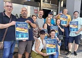 Miembros de Aterpea y el alcalde presentando la iniciativa.