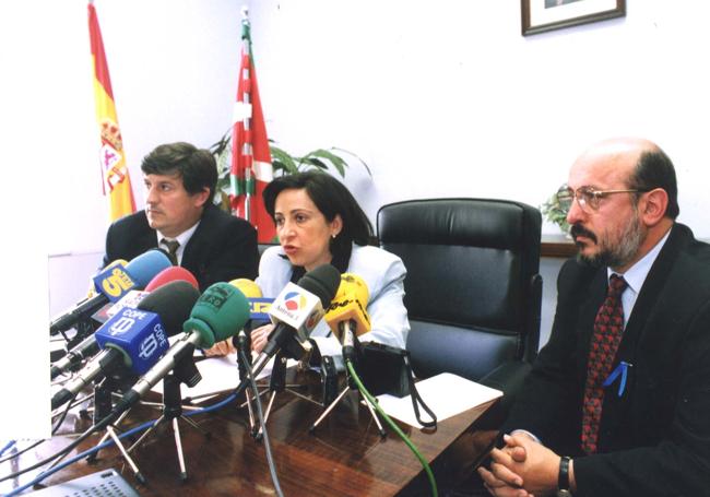 Contra el terrorismo. Juan Mari Jáuregui, Gobernador Civil de Gipuzkoa, y Margarita Robles, secretaria de Estado de Interior, en una rueda de prensa en 1995.