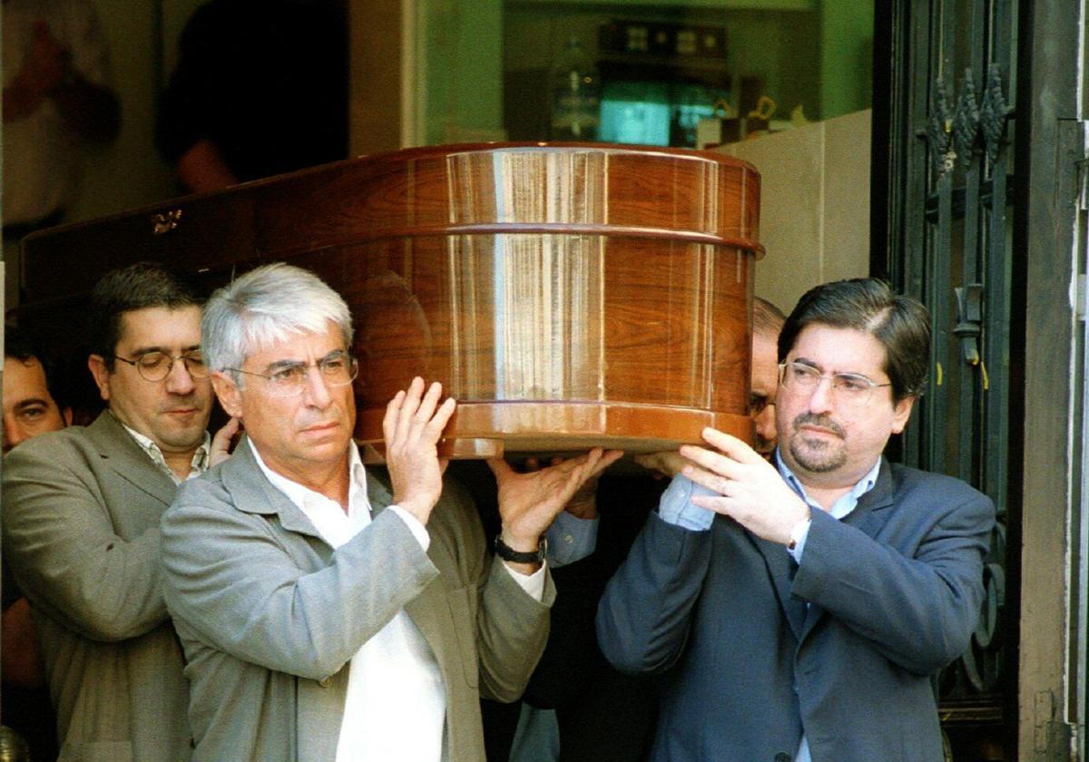 Duelo. López, Huertas y Eguiguren portan el féretro con los restos de su compañero de partido.