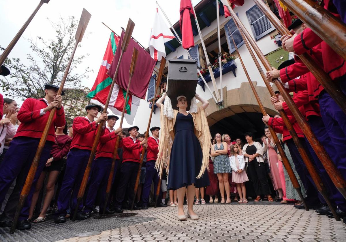Carla Emazabel, dando las vueltas frente al arco de La Hermandad.