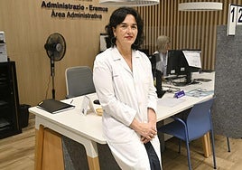 Maite Martínez de Albéniz, en el centro de salud de la Parte Vieja de Donostia.