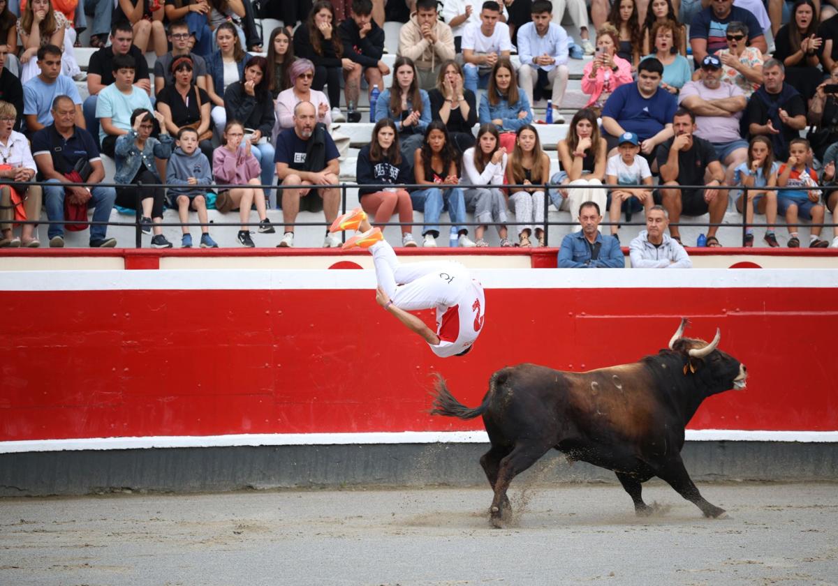 Los recortadores vuelven a triunfar en la plaza de Azpeitia