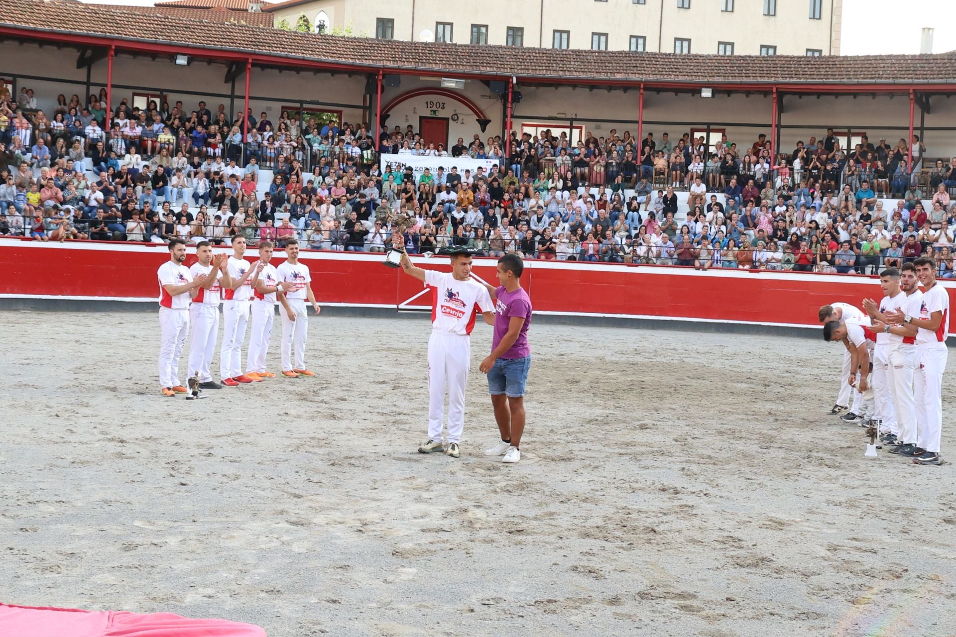 Los recortadores vuelven a triunfar en la plaza de Azpeitia