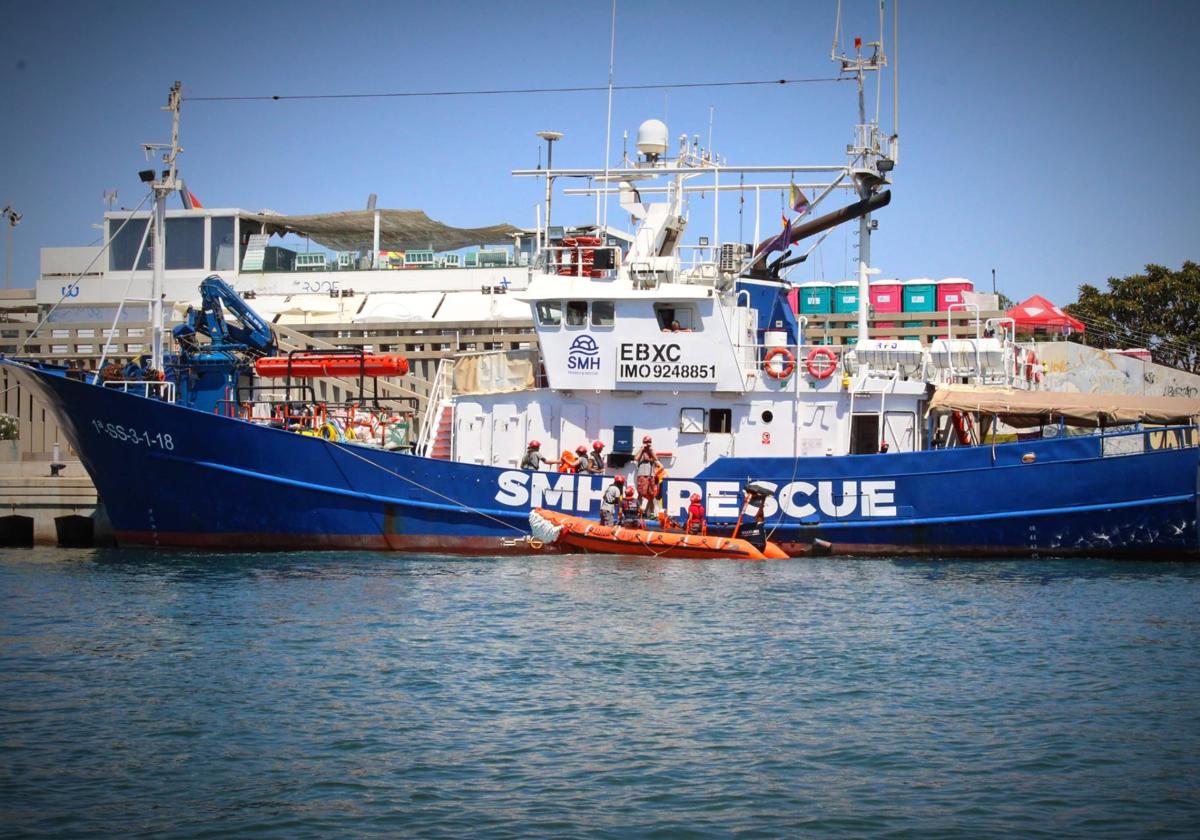 El Aita Mari, amarrado en un puerto valenciano.