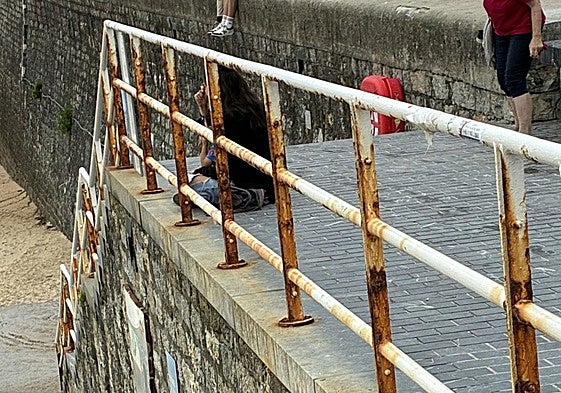 Denuncia Andoni Zamalleta: «Un paseo por las zonas más icónicas de la ciudad nos deja perplejos por el estado de abandono de barandillas y farolas. Un estado que nunca antes se ha conocido en la ciudad. Señor concejal de Mantenimiento Urbano, ¿no pasea por su ciudad? ¿Mejor esperar a que se deterioren del todo y poner nuevas? ¿Es eso sostenibilidad?».