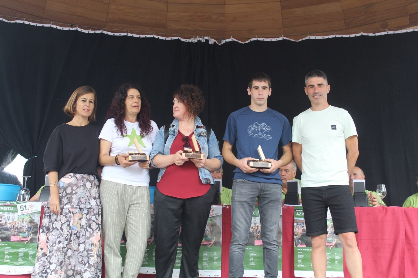Santio Egun ezin hobea ari dira igarotzen Azpeitian